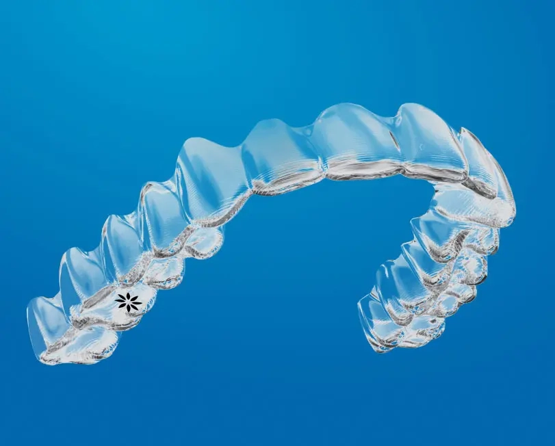 Alinhadores transparentes Invisalign em fundo azul